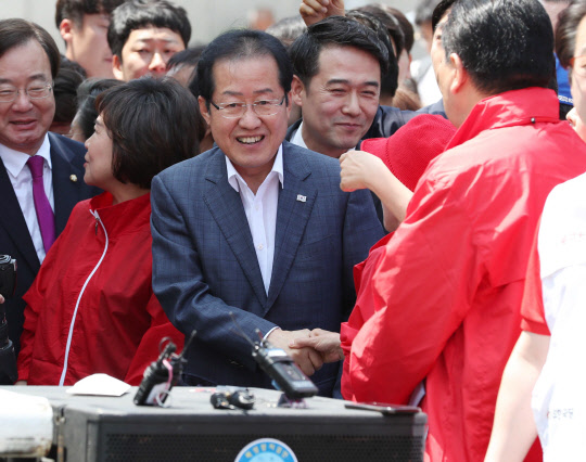 홍준표 자유한국당 대표가 31일 오전 서울역에서 열린 김문수 서울시장 후보 출정식에서 시민과 인사하고 있다. 연합뉴스